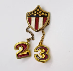 Prendedor escudo vintage de Estados Unidos con cadena vinculada número 23 prendedores rojo patriótico - Imagen 1 de 7