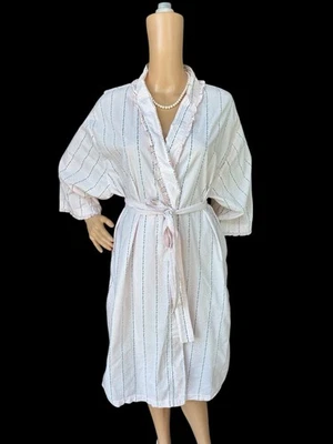 Roupão Laura Ashley com cinto e babado no pescoço XL rosa listras florais algodão branco - Imagem 1 de 4