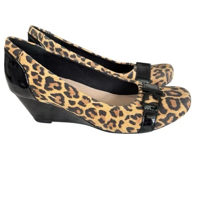 Zapato Clarks de gamuza leopardo tostado con tacón de cuña para mujer talla 7 cojín de máxima comodidad Foto 1 de 4