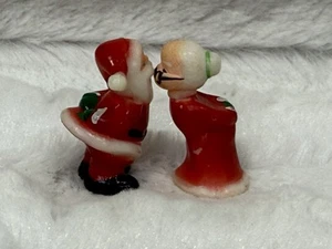 Vintage Miniatur küssender Weihnachtsmann & Frau Claus Figuren Made Hong Kong Weihnachten - Bild 1 von 4