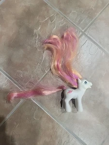 De colección G3 My Little Pony Aloha Pearl Pelo Súper Largo Blanco Rosa Hasbro - Imagen 1 de 5
