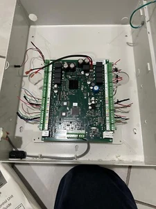 Panel Honeywell NETAXS-123 - Controlador de 4 puertas con estuche "Usado" - Imagen 1 de 3