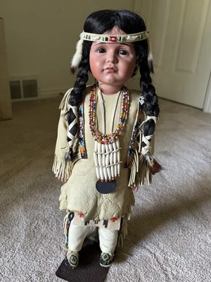 Muñeca nativa americana de porcelana de 20" con vestido tradicional y soporte Foto 1 de 4