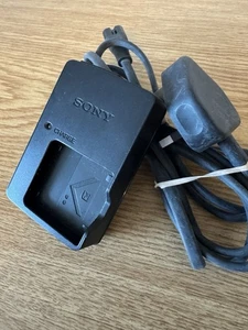Original Sony BC-CSNB Ladegerät für Sony NP-BN1 Akkus - sehr guter Zustand - Bild 1 von 2