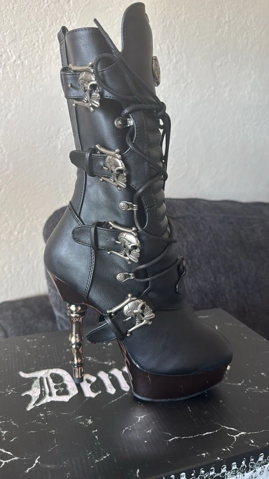Botas para mujer Demonia talla 7 Foto 1 de 4