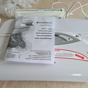 Foodsaver V1040 Vacuum Food Sealer. With Some Sealer Bags - Picture 1 of 9