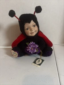Cuddle Kids 2003 "Laura Ladybug" Porzellan Puppe Sammlerstücke B24 - Bild 1 von 4
