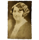 Carte postale photo vintage années 1920 vraie femme studio RPPC noir blanc bords festonnés
