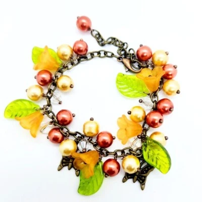 Pulsera Hecha a Mano Naranja Floral Cuentas, Hojas y Bronce Mariposa Dije Foto 1 de 3