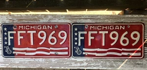 Coppia Targhe Michigan Alluminio 1976 Bicentenario # FFT 969 Ottime Condizioni - Foto 1 di 4