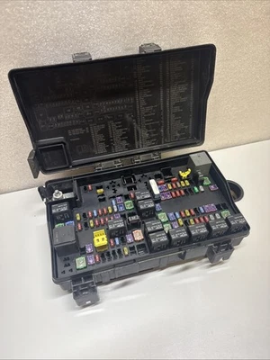 16-17-18 RAM 1500 POWER DISTRIBUTION FUSE RELAY JUNCTION BOX P68322374AC - Image 1 of 4