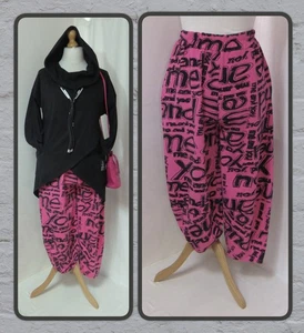 FELPA NUOVA CON ETICHETTE, LAGENLOOK, FUCSIA, STAMPA TESTO, COTONE LEGGERO, PANTALONI HAREM, OSFA - Foto 1 di 18