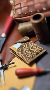 Handgefertigte Geldbörse aus Rindsleder – arabische Gravur, individueller Name, schmale Doppelfaltung - Bild 1 von 13