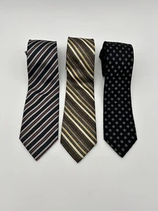 SET BESTEHEND AUS 3 - KENNETH COLE HERREN SEIDENKRAWATTEN. Blau Silber Gold Weinrot Diamanten Streifen - Bild 1 von 8