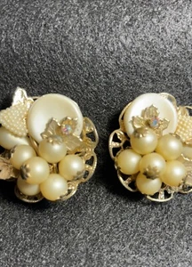 Vintage Clip On Earrings Gold Toned Filigree AB Faux Pearls Unsigned Designer - Picture 1 of 11
