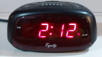 Reloj despertador 30007 Equity con pantalla LED roja alimentado por CA con batería de respaldo Foto 1 de 3