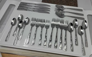 Oneida Tuscany 23-teiliges Everyday Besteck Set Edelstahl Service für 4 + Servieren - Bild 1 von 21