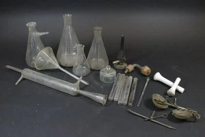 Konvolut alte Apotheker Glas Gefäße Kolben Laborinstrumente (MVL4531) - Bild 1 von 21