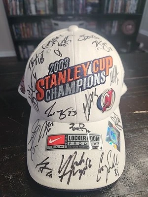 Бейсболка с автографом чемпионов Кубка Стэнли 2003 New Jersey Devils — подписанная командой — 20 - Изображение 1 из 4