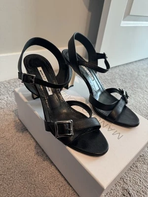 Sandálias de salto Manolo Blahnik tamanho 39 couro preto fivelas prata - estilingue atrás - Imagem 1 de 4