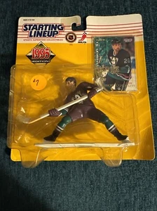 Nuevo en paquete Edición 1995 Kenner Mighty Ducks Bob Corkum Alineación inicial - Imagen 1 de 3