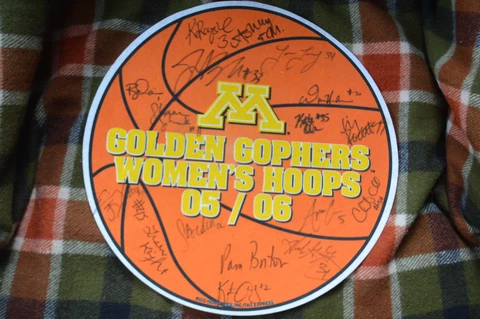 University Minnesota Golden Gophers woman BASKETBALL signed  05/06 season poster Cover