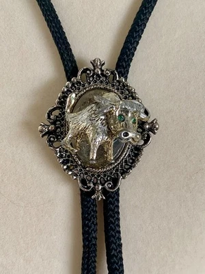 Corbata Bull Bolo 3D de colección cuerpo completo ojos de piedra verde ropa occidental Foto 1 de 4