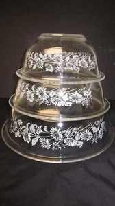 Set ciotola di miscelazione trasparente nebbia coloniale Pyrex 1983 vintage con fiori bianchi, set di 3 - Foto 1 di 4