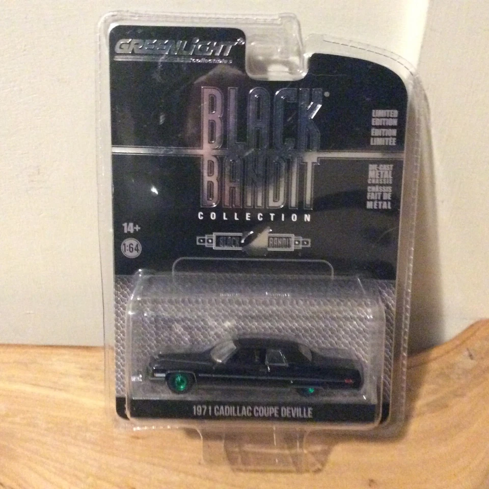 Greenlight Black Bandit 1971 Cadillac Coupe Deville Green machine Chase
