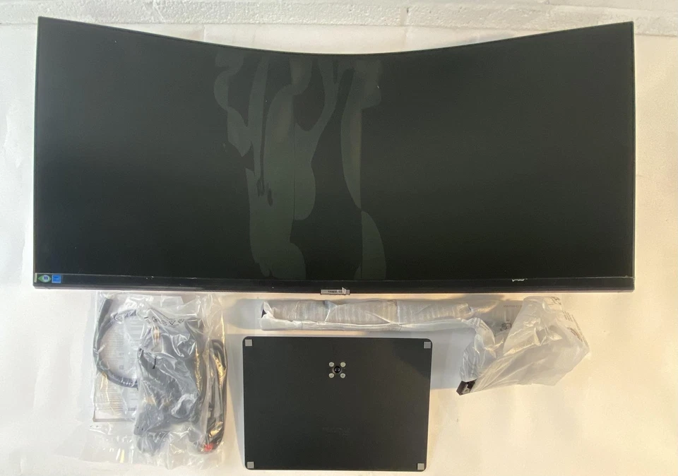 SAMSUNG Viewfinity S65UA Series 34-Inch Ultrawide Curved Monitor(cracked lcd) - Image 1 of 4