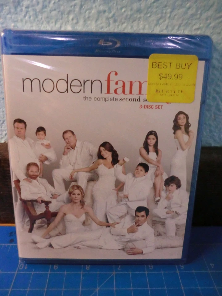 Modern Family: The Complete Second Season (Blu-ray Disc, 2011, 3-Disc Set) NEW - Image 1 of 3