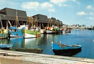 CPM - PORT-EN-BESSIN - le port de pêche et la criée - Foto 1 di 2
