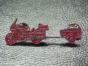 Vintage Honda Goldwing Motorrad mit Tourenanhänger Pin Pinback rot - Bild 1 von 4