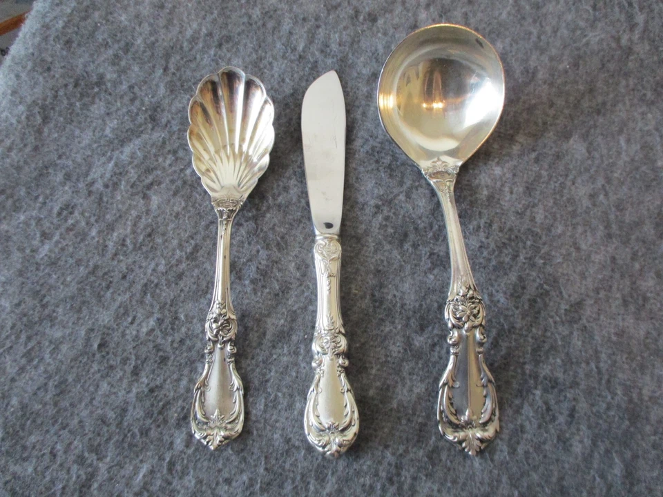 CUCHILLO DE MANTEQUILLA/CUCHARA DE AZÚCAR PLATA ESTERLINA REED & BARTON BORGOÑA 3 piezas - 171 g Foto 1 de 4