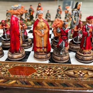 Juego de Ajedrez Camelot Rey Arturo Piezas de Metal, Tablero de Madera Maciza Regalo Medieval Único - Imagen 1 de 10