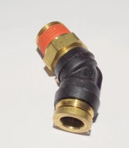 Nuevo Codo Navistar International 45 grados 3/8 MPT X 3/8 PTC 3507067C2 - Imagen 1 de 3