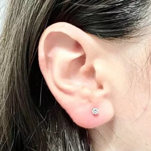 Orecchini a perno placcato oro bianco 14 kt diamanti coltivati in laboratorio taglio tondo 0,15 ct 925 - Foto 1 di 3