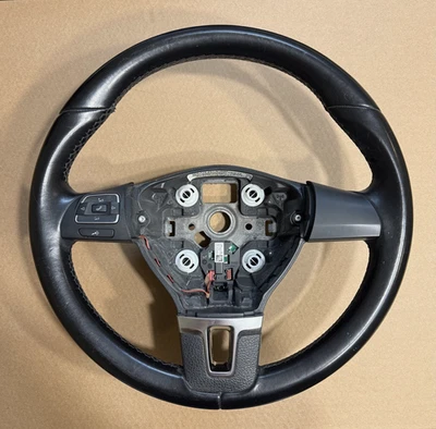 Руль Volkswagen Jetta 2011-2014 годов выпуска кожаный черный от оригинального производителя 5C0419091SUSZ - Изображение 1 из 3