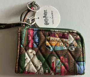Custodia Vera Bradley Harry Potter Hogwarts Library Libri Zip Card ID Pouch 2025 nuova - Foto 1 di 3