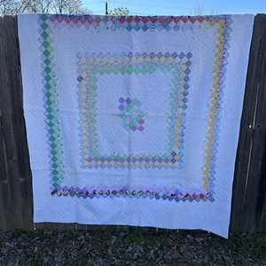 Trapunta patchwork vintage francobollo bordo 78" x 66" cucita a mano trapuntata - Foto 1 di 13