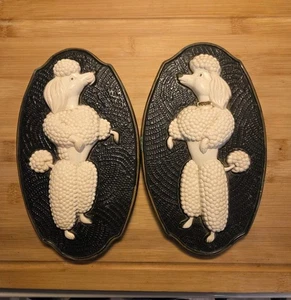 Par de placas de tiza Miller Studio 1969 caniches de pie blancos colgantes de pared 8" - Imagen 1 de 8