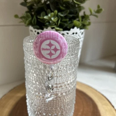 Pink Pittsburgh Steelers Retráctil Identificación Nombre Insignia Soporte Carrete Maestro Enfermera Veterinario Foto 1 de 2