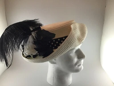 复古原装 50 年代 Betmar 纽约女式白色帽子 Blk 羽毛德比花 — 第 1/4 张图片