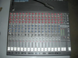 Mackie CR1604 16 Channel Line Mixer complete with 18 audio Headphone Jacks - Picture 1 of 5