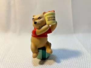 Estatuilla de cumpleaños de Winnie the Pooh & Friends Newborn Is for a Happy Start - Imagen 1 de 6