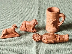 Altes Lot Miniatur deutsches Tonspielzeug - Puppe, Löwe, Hund, Stein - Cracker Jack - Bild 1 von 4