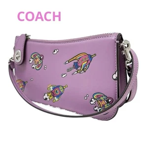 Bolso de hombro Coach Cosmic Coach Penn con estampado de cohete CN616 - Imagen 1 de 19