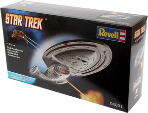 Star Trek USS Voyager + Aux Shuttlecraft 1:677 Revelle Model Kit #04801 (2009) - Picture 1 of 9