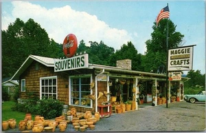 Postal de MAGGIE VALLEY, Carolina del Norte de la década de 1960 "MAGGIE MOUNTAINEER CRAFTS" autopista 19 - Imagen 1 de 2