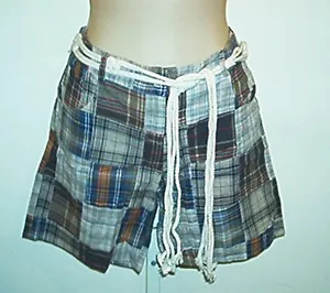 Nuevos pantalones cortos Fashionista a cuadros con cinturón de mosaico de $99 2 - Imagen 1 de 2